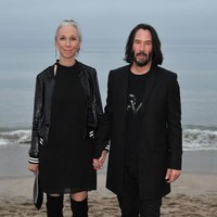 Ini bukan kali pertama Keanu Reeves menggandeng Alexandra di sebuah acara besar. Juni lalu, mereka berdua muncul di fashion Saint Laurent Spring-Summer 2020 yang digelar di pantai Malibu, California. Lalu pada pertengahan Oktober, Alexandra tertangkap kamera paparazzi sedang memeluk mesra Keanu. (Foto: Getty Images)
