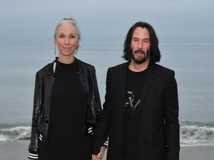 Alexandra Grant, Pacar Baru Keanu Reeves yang Hobi Pamer Foto Makanan