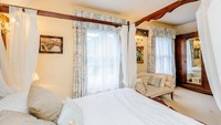Salah satu kamar dengan desain mewah di rumah Harry Potter. Namanya Lady Elizabeth Howard Room (Airbnb)