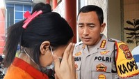 Karena malu hamil di luar nikah, Sutina pun melahirkan diam-diam di kamar mandi. Setelah lahir, bayi malang tersebut dimasukkan ke mesin cuci.