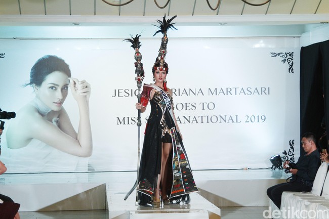 Jesica Fitriana Martasari tampil cantik dengan balutan kostum yang berasal dari Sumatera Utara. Kostum adat Batak ini nantinya akan dikenakannya dalam ajang kecantikan Miss Supranational 2019 di Polandia. Jessica akan mulai karantina di ajang Miss Supranational 2019, pada 18 November 2019. Foto: Muhammad Abduh/Detikcom