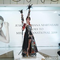Jesica Fitriana Martasari tampil cantik dengan balutan kostum yang berasal dari Sumatera Utara. Kostum adat Batak ini nantinya akan dikenakannya dalam ajang kecantikan Miss Supranational 2019 di Polandia. Jessica akan mulai karantina di ajang Miss Supranational 2019, pada 18 November 2019. Foto: Muhammad Abduh/Detikcom