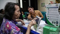 Sebelumnya diberitakan viral di media sosial seperti Facebook tentang ajakan untuk turun kelas kepesertaan BPJS Kesehatan. Ajakan itu juga disertakan tangkapan layar aplikasi BPJS Kesehatan dalam proses menurunkan kelas.