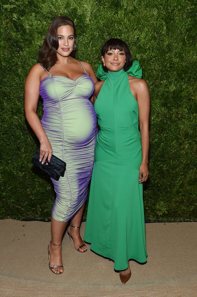 Ashley Graham datang sendiri tanpa kehadiran suaminya, Justin Ervin. Sejoli tersebut mengumumkan sedang menantikan kehadiran anak mereka pada Agustus lalu. Ini adalah buah hati pertama Ashley dan Justin setelah sembilan tahun menikah. (Foto: Getty Images)