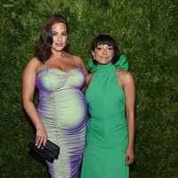 Ashley Graham datang sendiri tanpa kehadiran suaminya, Justin Ervin. Sejoli tersebut mengumumkan sedang menantikan kehadiran anak mereka pada Agustus lalu. Ini adalah buah hati pertama Ashley dan Justin setelah sembilan tahun menikah. (Foto: Getty Images)