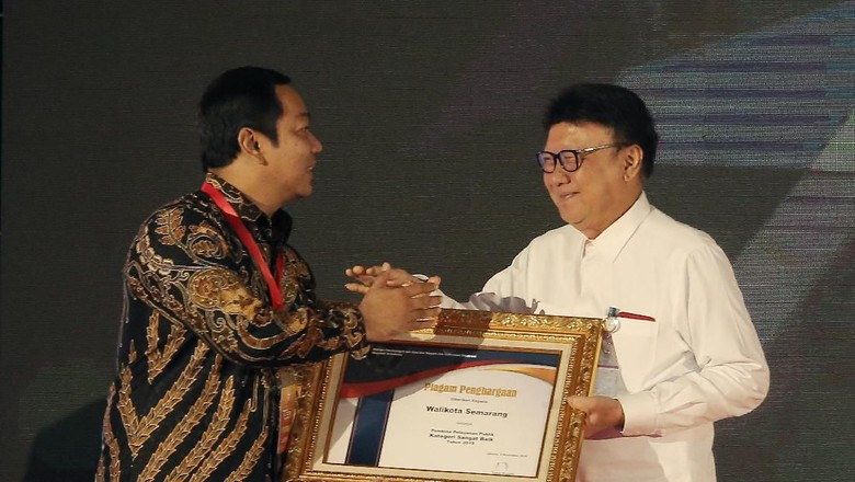 Wali Kota Semarang Dapat Penghargaan Pembina Pelayanan Publik Terbaik Wali Kota Semarang Dapat Penghargaan Pembina Pelayanan Publik Terbaik