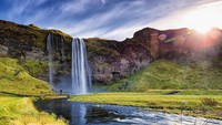 Tiap musimnya, air terjun ini menawarkan pemandangan yang berbeda. Saat musim panas, kamu akan dijamu dengan pemandangan bunga-bunga liar yang bermekaan di sisi air terjun. (iStock)