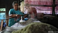 Proses produksi garam gunung itu pun tak berhenti selepas air sumur direbus hingga mendidih.