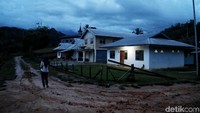 Usai PLN berhasil mengalirkan listrik ke kawasan tersebut, kini Desa Ba sikor Long Midang tak lagi gelap dan sunyi. Lampu-lampu nampak menyala di rumah-rumah warga saat malam menjelang.