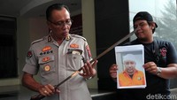 Polisi juga menunjukan senjata tajam yang diamankan dari mobil tersangka.