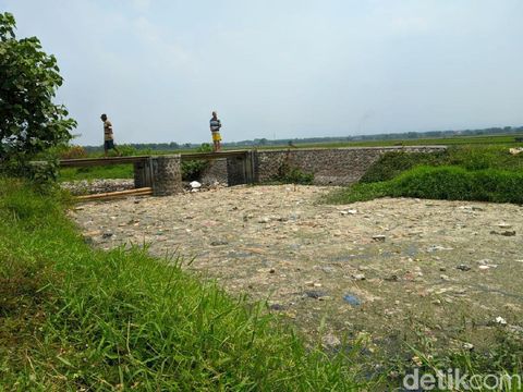 Sungai Ledeng di Mojokerto yang penuh sampah/