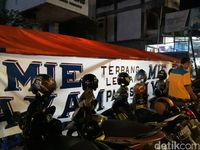 Seru! Mie Ayam Terbang Ini Dilempar-lempar Sebelum Disajikan