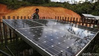 Sebelum PLN berhasil menembus wilayah perbatasan Indonesia-Malaysia, kawasan tersebut menggunakan panel surya untuk mendapatkan listrik yang digunakan untuk membantu aktivitas masyarakat sehari-hari.