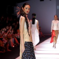 Obin meluncurkan koleksinya dalam fashion show bertajuk Rayuan Kain di Jakata Fashion Week 2020, Senayan City, Jakarta. Kamis [24/10/2019]. Foto: Rachman Haryanto/detikcom.