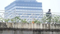 JPO tanpa atap ini pun mengundang sejumlah opini dari masyarakat. Mulai dari yang pro sampai yang kontra karena dianggap tidak efisien (Randy/detikcom)