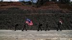 Patroli Bersama Tentara RI dan Malaysia Tembus Hutan Perbatasan
