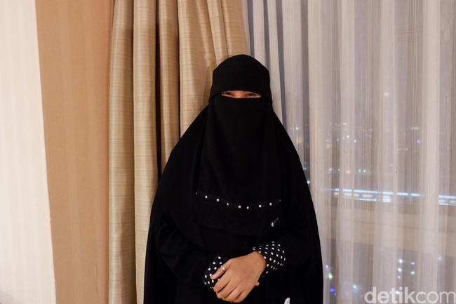 Indadari Mindrayanti bukan berkarier di dunia hiburan tanah air. Namanya mulai dikenal setelah Indadari menikah dengan aktor Lucky Hakim. Keduanya menikah pada 3 Februari 2007 di kampung halamannya Indadari di Bandar Lampung. Namun 2010 mereka memutuskan berpisah. Foto: Gresnia Arela/Wolipop