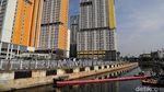 Semangat Petugas UPK Bersihkan Kali Item dari Sampah