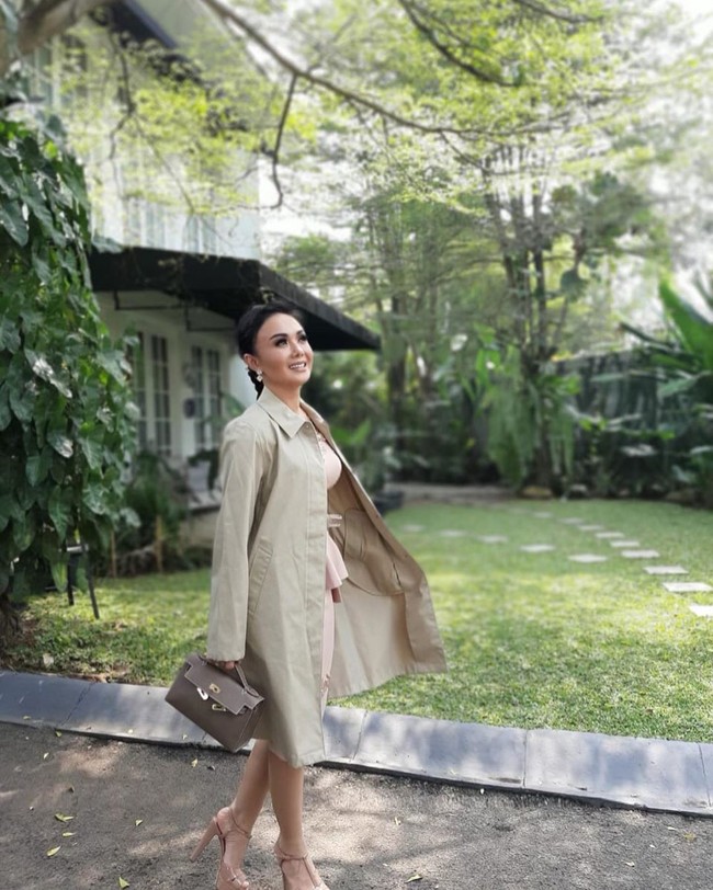 Yuni Shara tampil elegan dengan jaket panjang dan clutch Hermes Kelly. Berbagai gaya stylishnya ini kerap diunggah Yuni ke Instagram dengan keterangan berbagai kutipan yang inspiratif. Foto: Dok. Instagram Yuni Shara