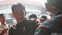 Jokowi yang nampak mengenakan kemeja batik lengan panjang berjalan memasuki ruang pameran konstruksi di JIExpo Kemayoran, Jakarta.