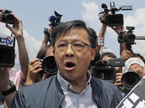 Anggota Parlemen Hong Kong Tiba-tiba Ditikam Usai Diberi Karangan Bunga