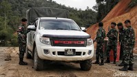Pasukan TNI dari kesatuan Yonif Raider 600/Modang dan pasukan Rejimen Ranger Kerajaan (RRD) Malaysia melakukan sweeping atau pemeriksaan mobil di kawasan Pos Gabma (gabungan bersama) Desa Long Midang, Kecamatan Krayan, Kabupaten Nunukan, Kalimantan Utara.