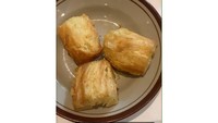 Pengguna instagram bernama @okintph adalah orang yang membagikan postingan ini. Ia menunjukkan foto singkong goreng seharga Rp 187.550 yang hadir dengan tiga potong singkong goreng yang biasa banget Foto: instagram