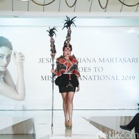 Mengenakan kostum adat Batak di ajang Miss Supranational 2019, Jessica merasa tertantang. Pastinya merasa tertantang ya, dimana soalnya aku bukan orang Batak tetapi aku harus mempresentasikan nasional kostum yang bertemakan Batak. Tapi dari tantangan itu membuat aku semakin terpicu untuk menjadi lebih semangat melatih diri aku sendiri untuk bisa mempresentasikan kostum ini dengan lebih baik lagi, kata Jessica. Foto: abduh/Wolipop