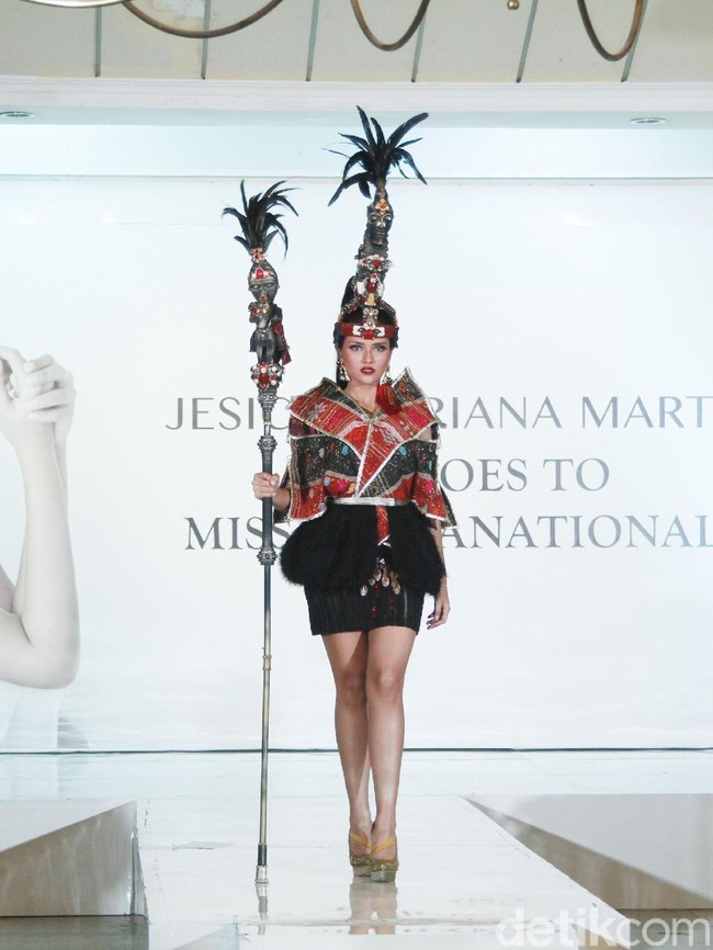 Mengenakan kostum adat Batak di ajang Miss Supranational 2019, Jessica merasa tertantang. Pastinya merasa tertantang ya, dimana soalnya aku bukan orang Batak tetapi aku harus mempresentasikan nasional kostum yang bertemakan Batak. Tapi dari tantangan itu membuat aku semakin terpicu untuk menjadi lebih semangat melatih diri aku sendiri untuk bisa mempresentasikan kostum ini dengan lebih baik lagi, kata Jessica. Foto: abduh/Wolipop