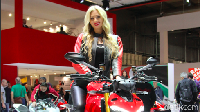 Tak hanya pameran motornya saja yang menjadi sorotan, kehadiran para usher ini pun juga sanggup mencuri perhatian.