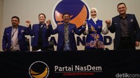 (Kiri-kanan) Ketua Bidang Energi, Sumber Daya Alam dan Lingkungan DPP Partai NasDem Zulfan Lindan, Ketua OC Kongres II Partai Nasdem Amelia Anggraini, Sekjen DPP Partai Nasdem Johnny G Plate, jubir kongres dan HUT ke-8 Partai Nasdem Okky Asokawati dan SC Koordinator Garis Besar Haluan Partai (GBHP) Nasdem Martin Manurung memberi pernyataan pers di DPP Partai NasDem, Jakarta, Selasa (6/11/2019).