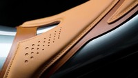 Untuk joknya, Aston Martin menggunakan bahan kulit Oxford Tan