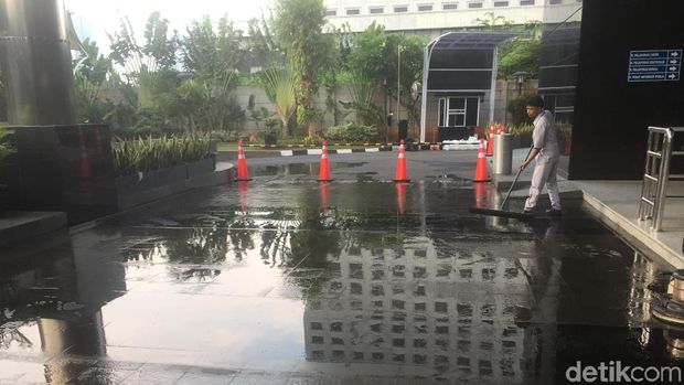 Petugas KPK bersih-bersih usai massa pendemo bubar.