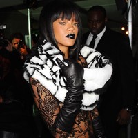 Wajah PanjangSeperti wajah bulat, pemilik wajah panjang sering kali ingin menyiasati bentuk wajah dengan poni. Bentuk terbaiknya adalah poni yang cukup penuh dan jagnan terlalu pendek. Pastikan jika poni hampir mendekati bagian mata tapi tetap nyaman. Foto: Getty Images