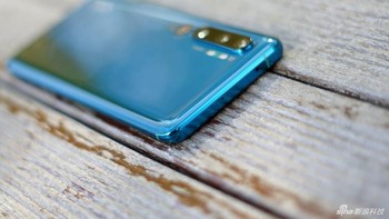 Dibekali teknologi pengisian cepat 30W. Menjanjikan pengisian 58% hanya 30 menit dan 100% dalam tempo 65 menit. Foto: Sina Mobile