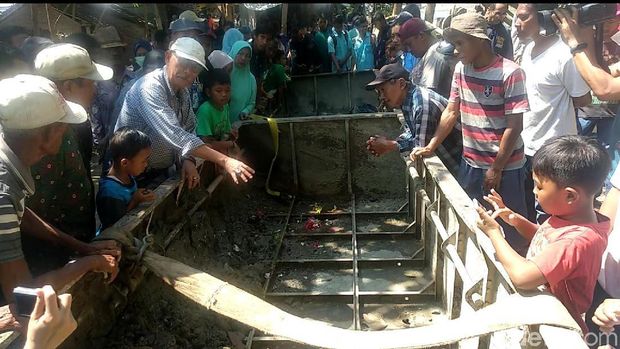 Warga antusias melihat proses pengangkatan perahu baja/