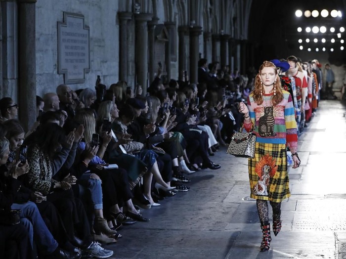Ilustarsi fashion show di dalam gereja. (Foto: Getty Images) Ilustarsi fashion show di dalam gereja. (Foto: Getty Images)
