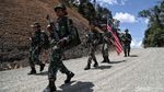Patroli Bersama Tentara RI dan Malaysia Tembus Hutan Perbatasan