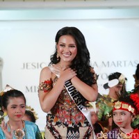 Evening Gown yang dikenakan Jesica ini merupakan karya desainer Diana M Putri. Sang desainer mengangkat kain tenun NTT yang dipadukan dengan desain yang modern. Dengan warna-warna earthy yang dipadukan batu-batu etnik berbentuk hati membuat kesan berkelas dan elegan. Foto: abduh/Wolipop