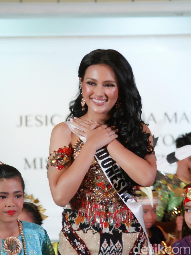 Evening Gown yang dikenakan Jesica ini merupakan karya desainer Diana M Putri. Sang desainer mengangkat kain tenun NTT yang dipadukan dengan desain yang modern. Dengan warna-warna earthy yang dipadukan batu-batu etnik berbentuk hati membuat kesan berkelas dan elegan. Foto: abduh/Wolipop
