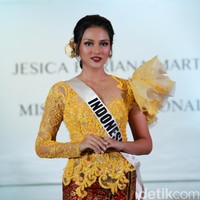 Jessica mengaku grogi menjelang keberangkatannya ke ajang Miss Supranational 2019. Tentunya aku nervous ya deg-degan karena pertama kalinya mengikuti ajang international pageant di Poland. Di mana jauh, pergi sendiri, dan lain-lain. Cuma aku meyakini diri aku kalau aku bisa dan juga mau enjoy aja di kompetisinya nggak mau terlalu ambisius atau terlalu apa, kata wanita 24 tahun itu saat ditemui dalam acara Press Conference Jessica Fitriana Martasari Goes To Miss Supranational 2019 di Aula Sasono Wiwoho, Menteng pada Selasa (5/11/2019). Foto: abduh/Wolipop
