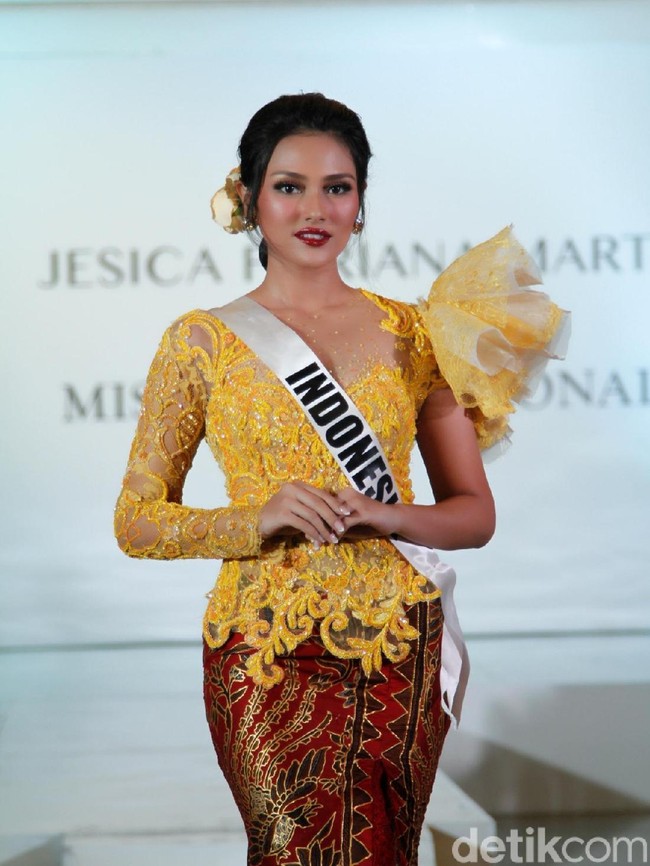 Jessica mengaku grogi menjelang keberangkatannya ke ajang Miss Supranational 2019. Tentunya aku nervous ya deg-degan karena pertama kalinya mengikuti ajang international pageant di Poland. Di mana jauh, pergi sendiri, dan lain-lain. Cuma aku meyakini diri aku kalau aku bisa dan juga mau enjoy aja di kompetisinya nggak mau terlalu ambisius atau terlalu apa, kata wanita 24 tahun itu saat ditemui dalam acara Press Conference Jessica Fitriana Martasari Goes To Miss Supranational 2019 di Aula Sasono Wiwoho, Menteng pada Selasa (5/11/2019). Foto: abduh/Wolipop