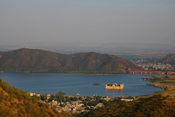Uniknya, istana ini berada di tengah danau dan tenggelam sebagian. Jal Mahal atau istana air ini berada di tengah Danau Man Sagar, Jaipur, India (iStock) Uniknya, istana ini berada di tengah danau dan tenggelam sebagian. Jal Mahal atau istana air ini berada di tengah Danau Man Sagar, Jaipur, India (iStock)