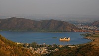 Uniknya, istana ini berada di tengah danau dan tenggelam sebagian. Jal Mahal atau istana air ini berada di tengah Danau Man Sagar, Jaipur, India (iStock)