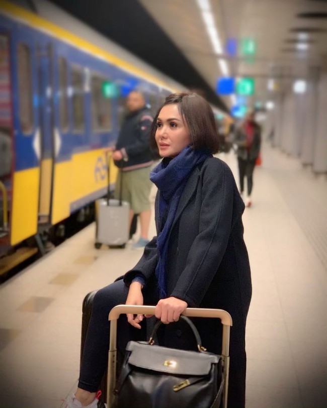 Memiliki pundi-pundi uang bukan hanya dari menyanyi, tak mengherankan jika Yuni Shara mengoleksi tas Hermes seperti adiknya, Krisdayanti. Yuni sering membawa salah satu tas mewah koleksinya itu untuk melengkapi gayanya. Foto: Dok. Instagram Yuni Shara