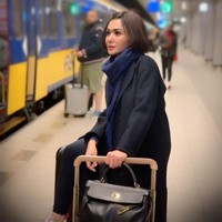 Memiliki pundi-pundi uang bukan hanya dari menyanyi, tak mengherankan jika Yuni Shara mengoleksi tas Hermes seperti adiknya, Krisdayanti. Yuni sering membawa salah satu tas mewah koleksinya itu untuk melengkapi gayanya. Foto: Dok. Instagram Yuni Shara