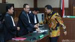 Dituntut 7 Tahun Penjara, Bowo Sidik Dipeluk Keluarga