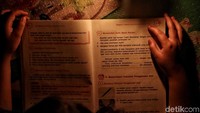 Dengan mengandalkan cahaya lilin maupun petromaks anak-anak tersebut belajar di kala malam. Memang tak banyak aktivitas berarti dilakukan warga di saat malam mulai tiba karena minimnya penerangan.