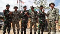 Prajurit TNI kesatuan Satgas Yonif Raider 600/Modang bersama pasukan Rejimen Ranger Kerajaan (RRD) atau Tentara Darat Diraja (TDM) Malaysia beraktivitas bersama di kawasan Pos Gabma Satgas Pamtas Desa Long Midang, Kecamatan Krayan, Kabupaten Nunukan, Kalimantan Utara.