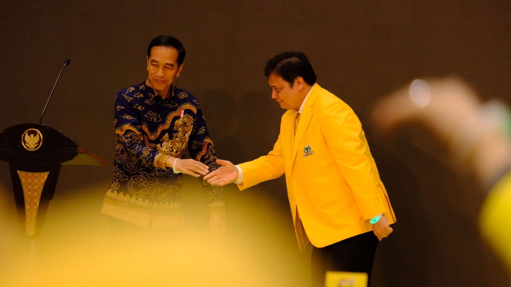 Jokowi dan Airlangga di acara HUT Golkar (Andhika/detikcom)